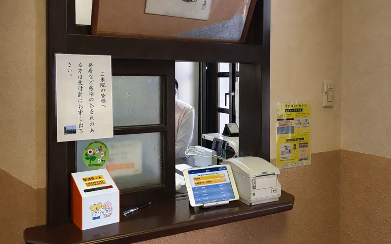 アイリスト設置風景 — クリニック受付に設置されたタッチパネル端末