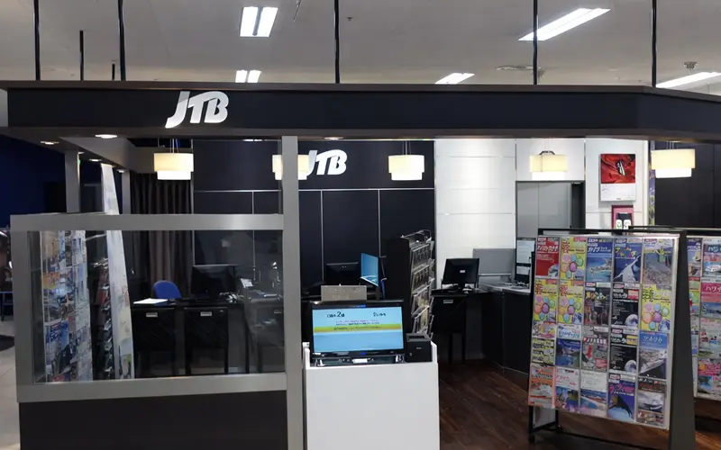 アイリスト設置風景 — 窓口施設の待合ロビーに設置された番号表示モニター