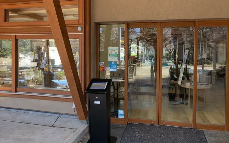 アイリスト設置風景 — 動物病院の受付に設置されたタブレット端末