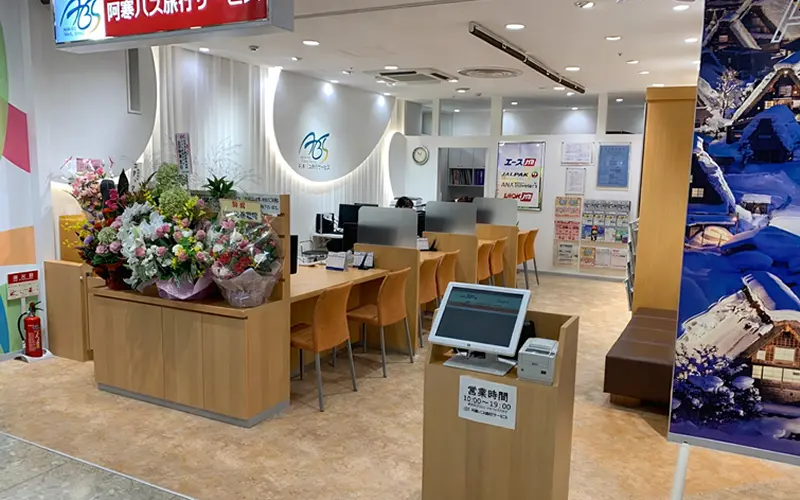 窓口業務のイメージ — 番号表示モニターと発券機のある受付ロビー