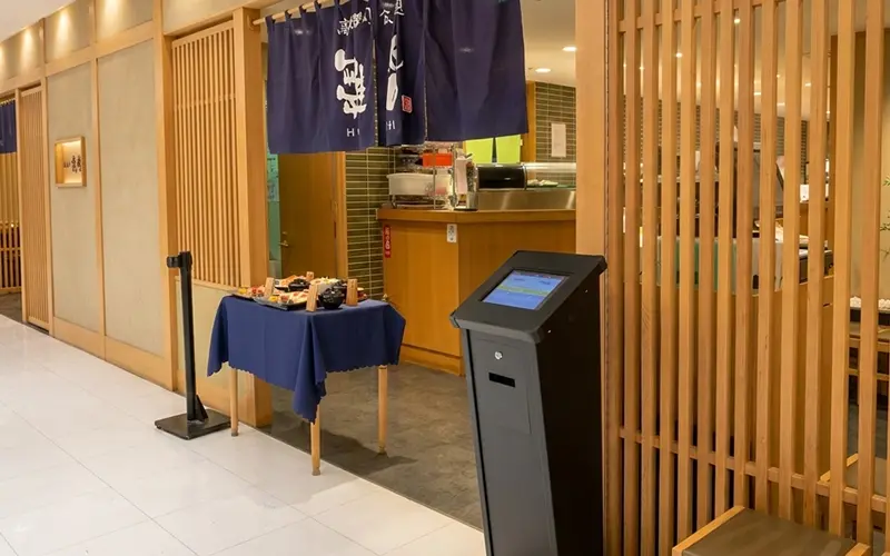 飲食店の店内イメージ — タブレット受付端末が設置された明るい店内
