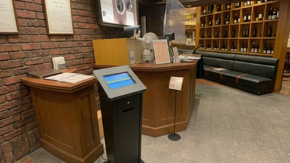 舞浜エリアのイタリアンレストランに設置されたアイリスト — KIOSK型什器での多言語対応受付