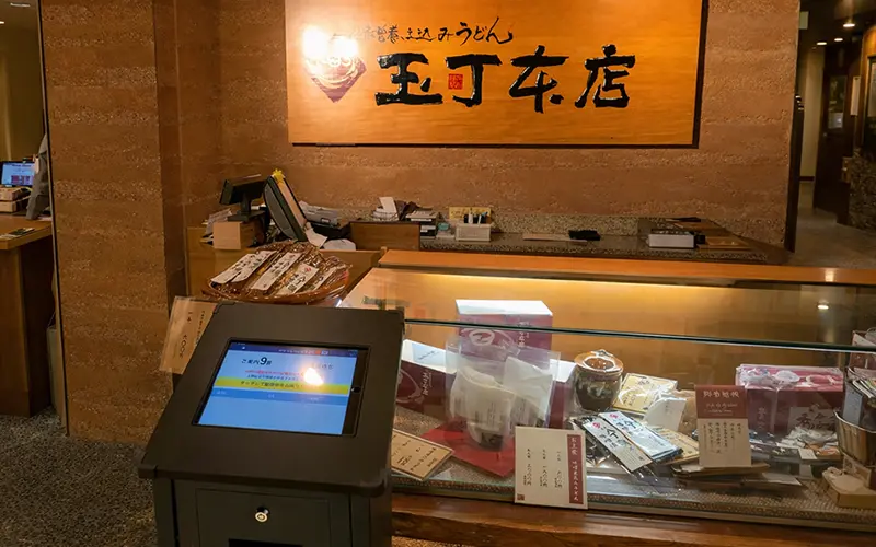 アイリスト設置風景 — KIOSK型什器に組み込まれた受付端末