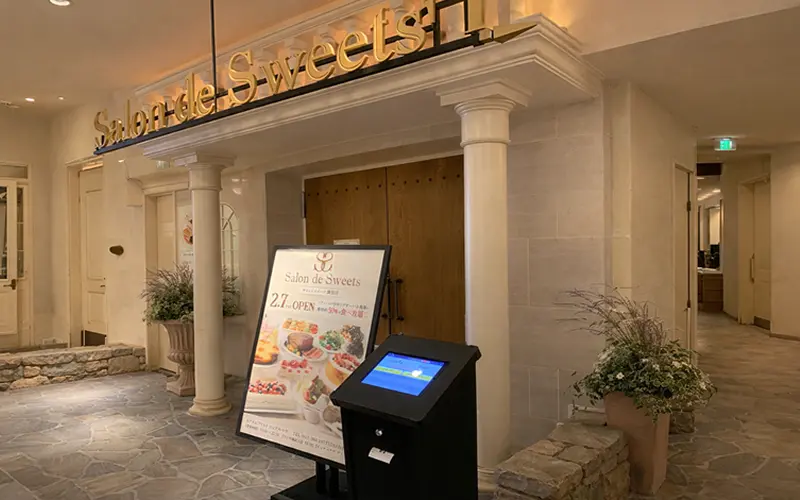 アイリスト設置風景 — 整理券を発券するサーマルプリンターとタブレット