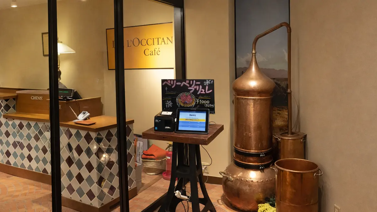 飲食店の順番待ち受付イメージ — タブレット端末で受付するお客様の様子